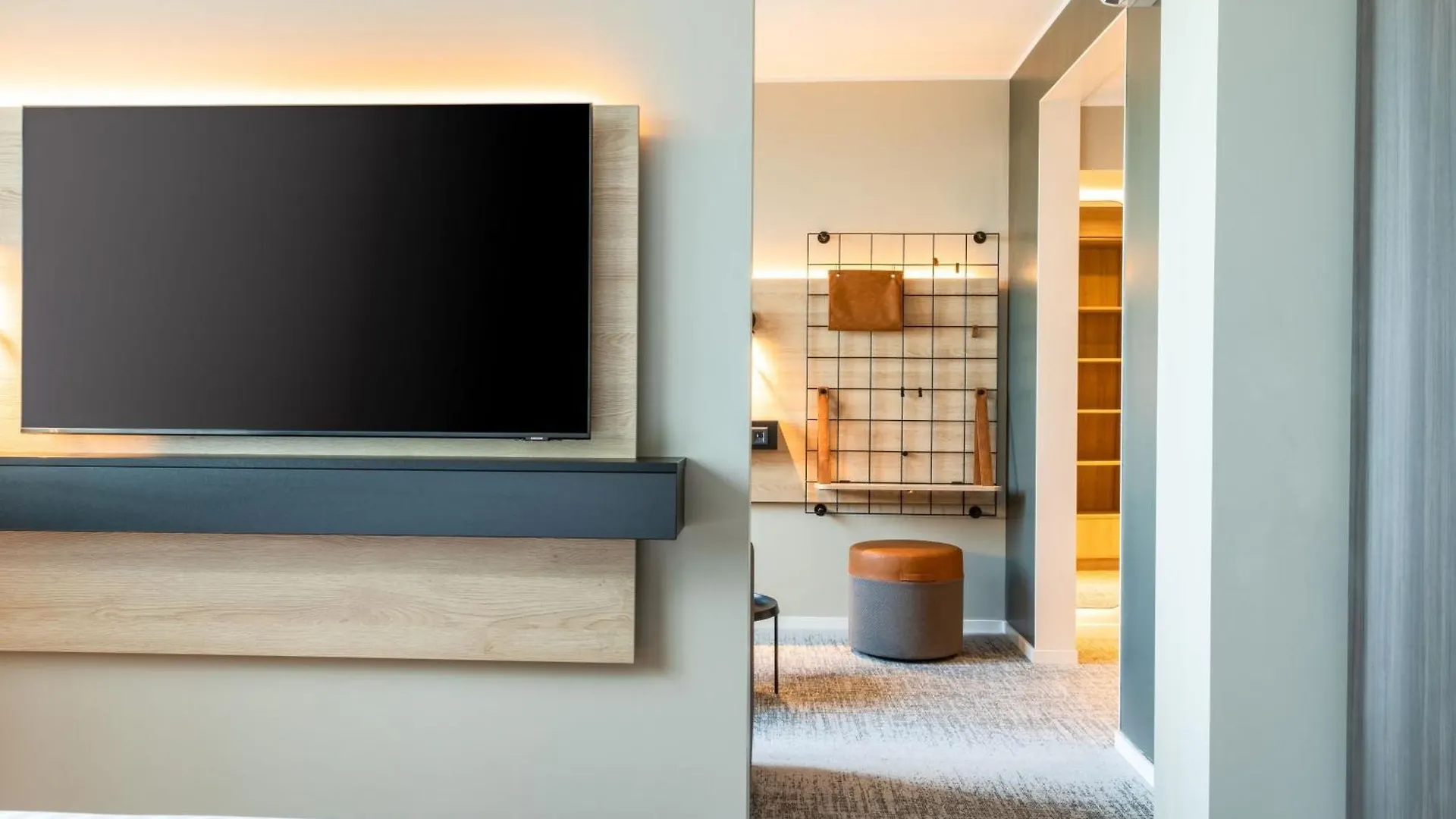 ***  فندق Moxy Berlin Airport شونيفيلد ألمانيا